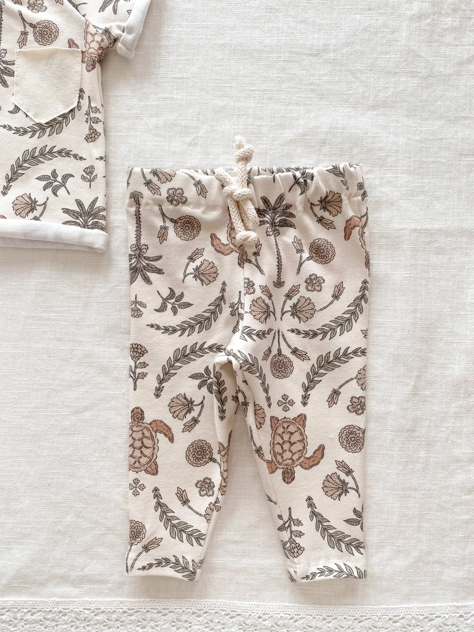 Baby leggings/ oriental turtles