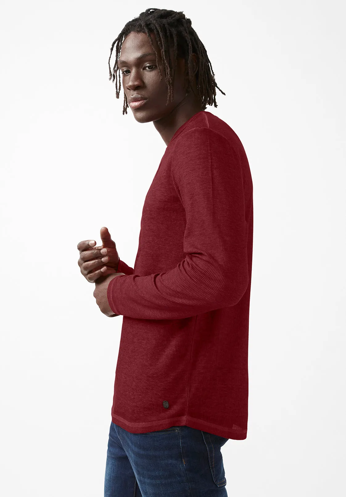 Kipat Men’s Long-Sleeve Henley Top in Dark Red - BM24046